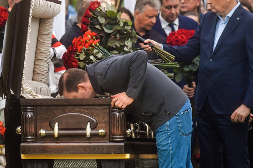 Похороны бывшего министра транспорта России Романа Старовойта на Смоленском кладбище. Глава Республики Алтай — председатель правительства Республики Алтай Андрей Турчак на церемонии