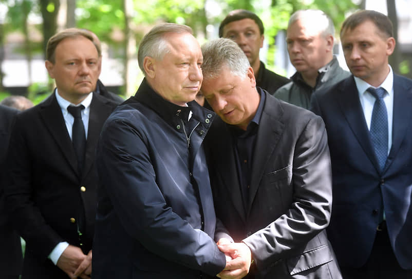 Заместитель генерального директора Государственного Эрмитажа Сергей Макаров, губернатор Санкт-Петербурга Александр Беглов и президент АО «Автоваз» Максим Соколов во время церемонии прощания с бывшим министром транспорта России Романом Старовойтом на Смоленском кладбище