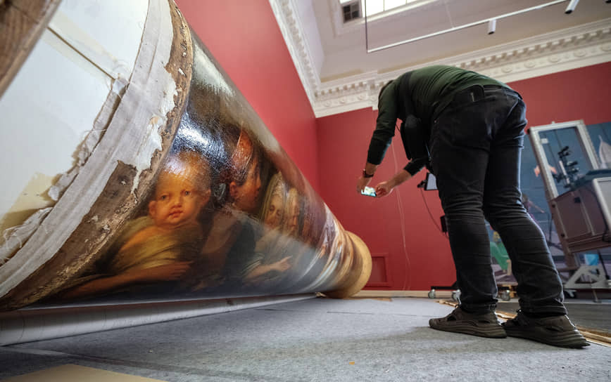 Начало реставрации двух картин кисти живописца Григория Угрюмова в Государственном Русском музее. Картина «Призвание Михаила Федоровича Романова на царство 14 марта 1613 года» на барабане