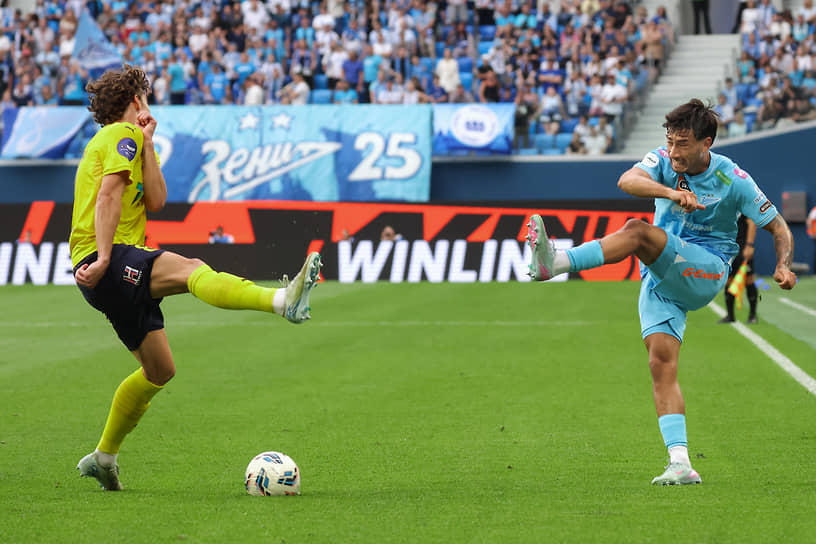 Матч между командами «Зенит» (Санкт-Петербург) — «Ростов» (Ростов-на-Дону) на стадионе «Газпром Арена». Игрок команды «Зенит» Роман Вега (справа) и игрок команды «Ростов» Андрей Лангович (слева)