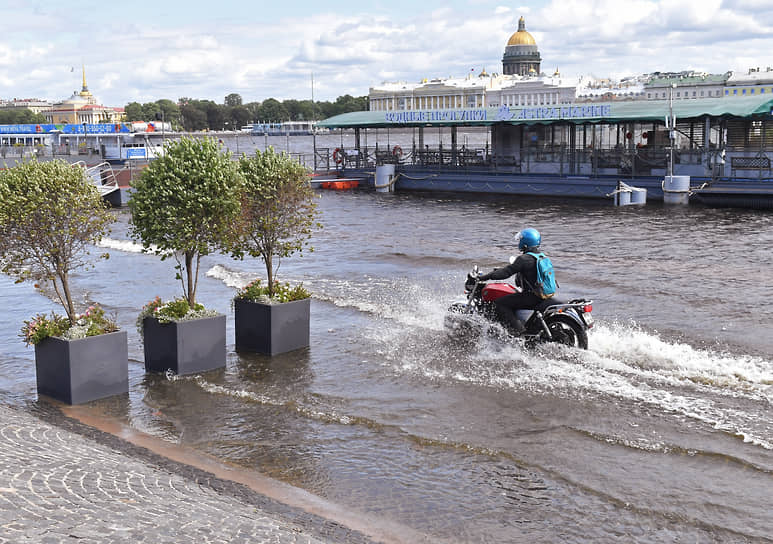 Наводнение. Университетская набережная