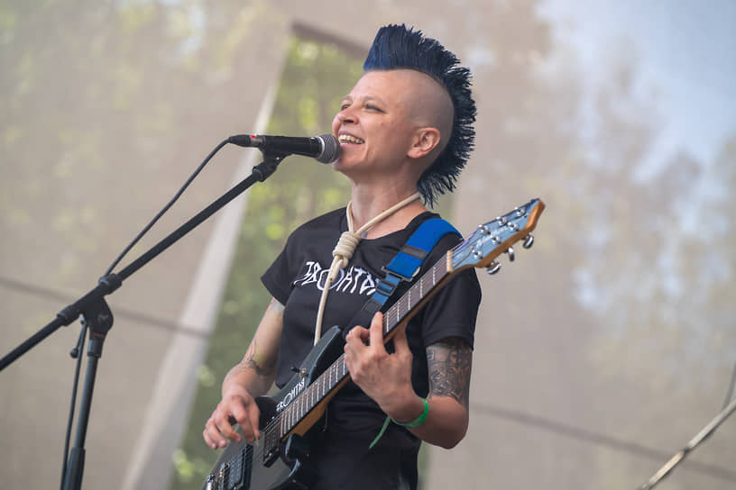 Вокалистка группы «Звонтья» Вероника Ващенко во время выступления