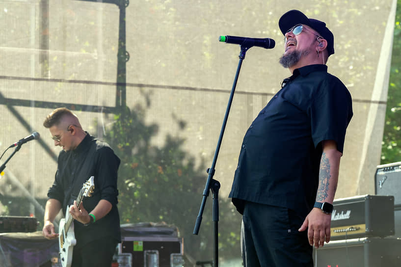 Лидер группы Trubetskoy Павел Булатников (справа) во время выступления