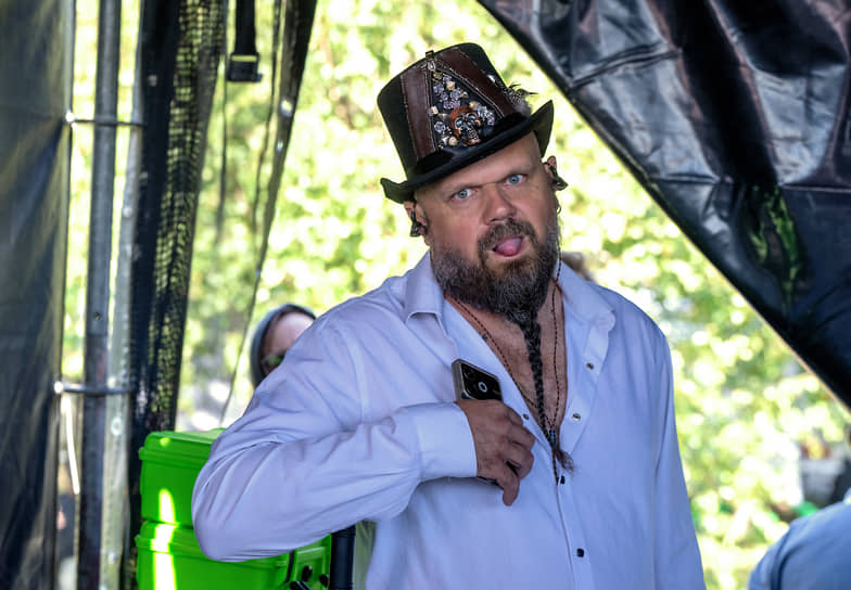 Барабанщик группы «ПриЛичные люди» за кулисами фестиваля