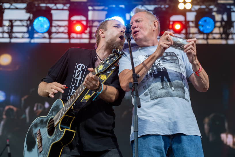 Солист группы «Фильм» Василий Игнатьев (слева) и фронтмен группы «АукцЫон» Олег Гаркуша (справа) во время выступления