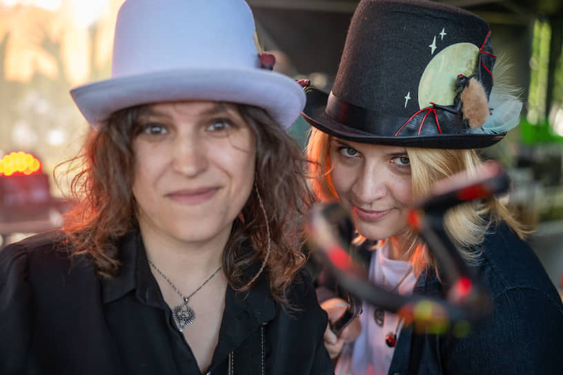 Участницы группы  «ПриЛичные люди» Галина Стругалёва и Ольга Протасова