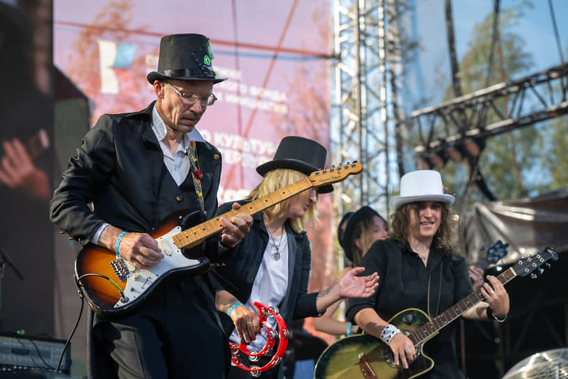 Группа «ПриЛичные люди» во время выступления