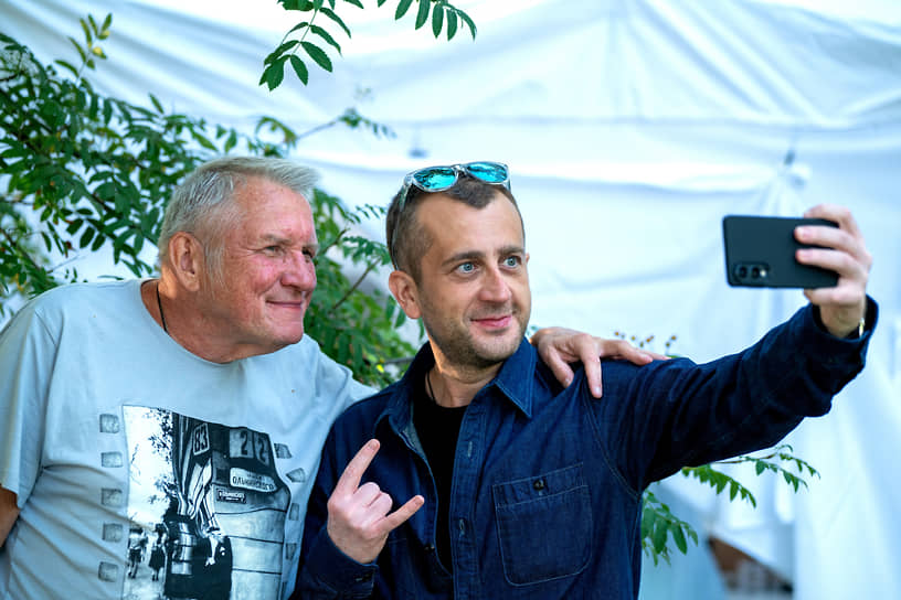 Фронтмен группы «АукцЫон» Олег Гаркуша (слева) и вице-губернатор Санкт-Петербурга Борис Пиотровский (справа) за кулисами фестиваля