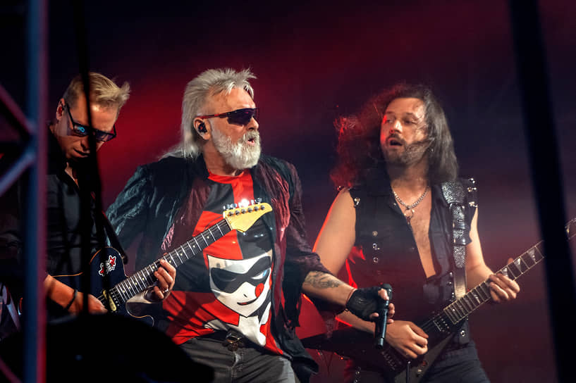 Лидер группы «Алиса» Константин Кинчев (в центре) во время выступления