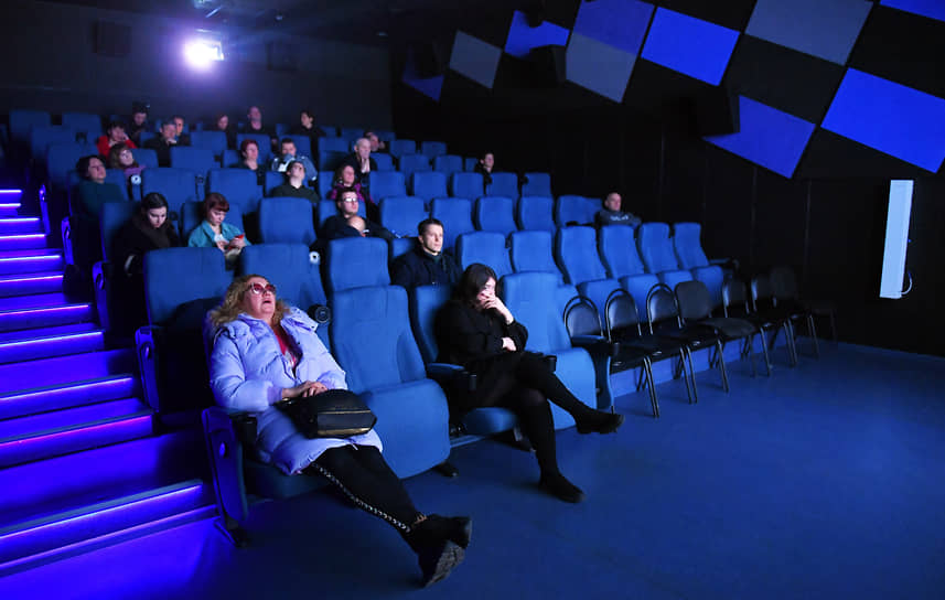 Кроме отсутствия громких премьер в июле на легальный прокат повлияло теневое присутствие зарубежных блокбастеров, которые официально не выходят на экраны, но фактически представлены в рамках предсеансового обслуживания и нелегальных онлайн-кинотеатрах