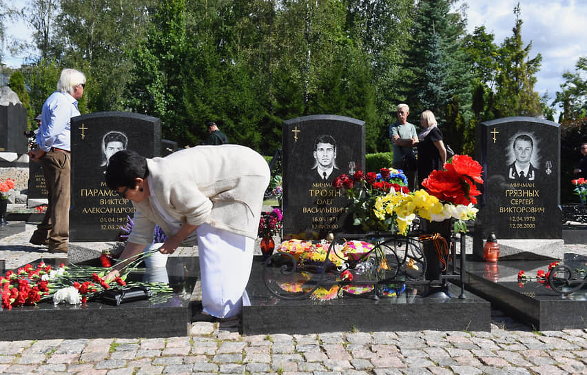 Церемония памяти погибших моряков АПЛ «Курск» на Серафимовском кладбище