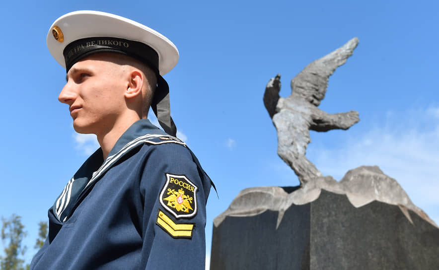 Церемония памяти погибших моряков АПЛ «Курск» на Серафимовском кладбище