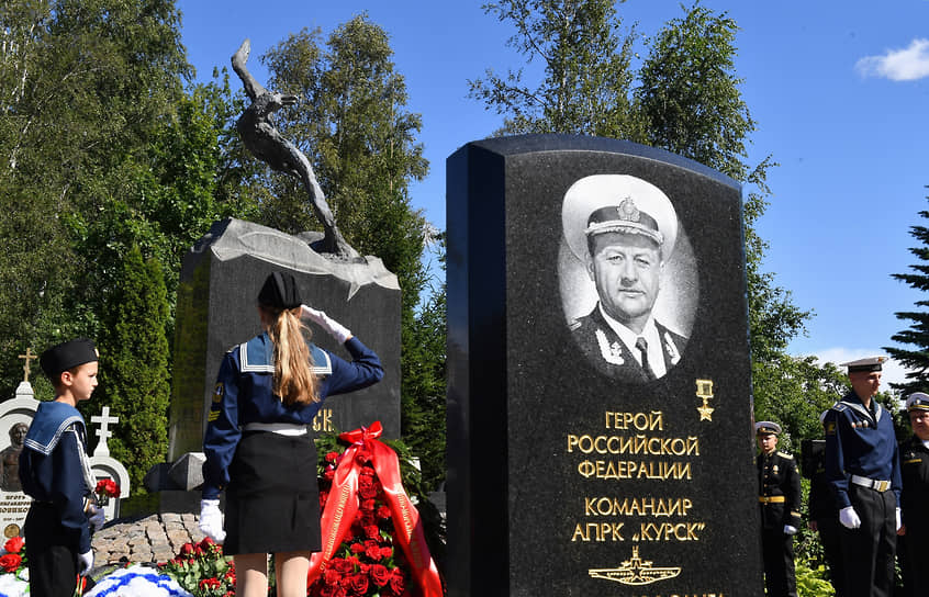 Церемония памяти погибших моряков АПЛ «Курск» на Серафимовском кладбище
