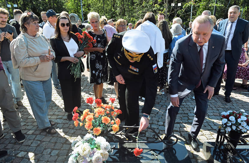 Церемония памяти погибших моряков АПЛ «Курск» на Серафимовском кладбище. Губернатор Санкт-Петербурга Александр Беглов (справа) во время церемонии.