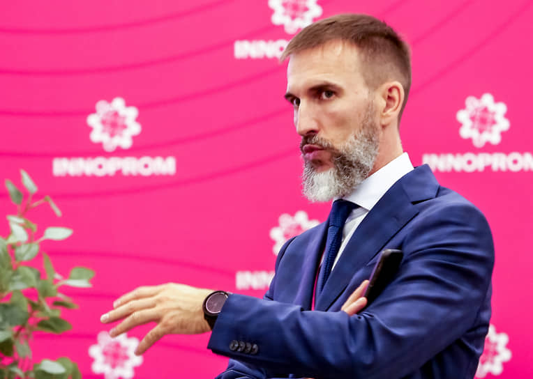 Причиной расторжения контракта мог стать недостаток компетенции у господина Ненюкова в управлении именно судостроительным предприятием