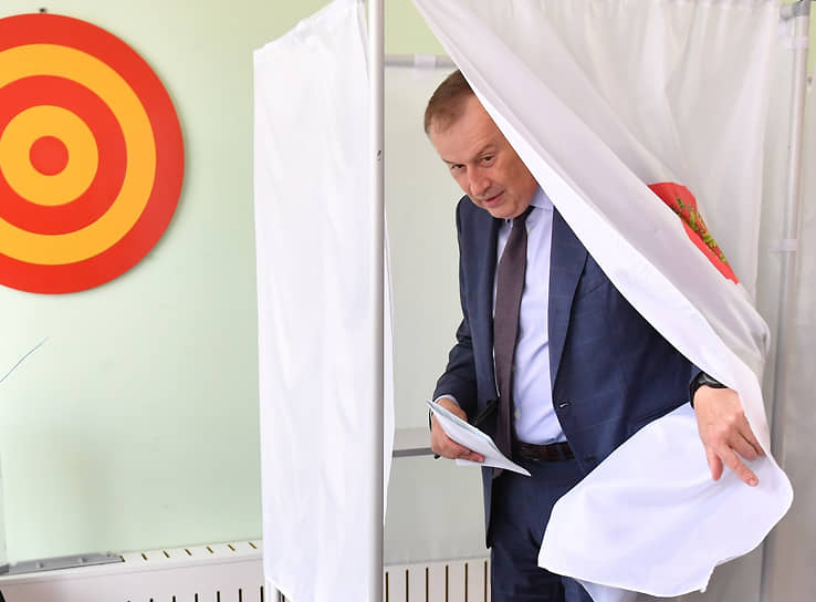 Губернатор Ленинградской области Александр Дрозденко во время голосования на избирательном участке №131