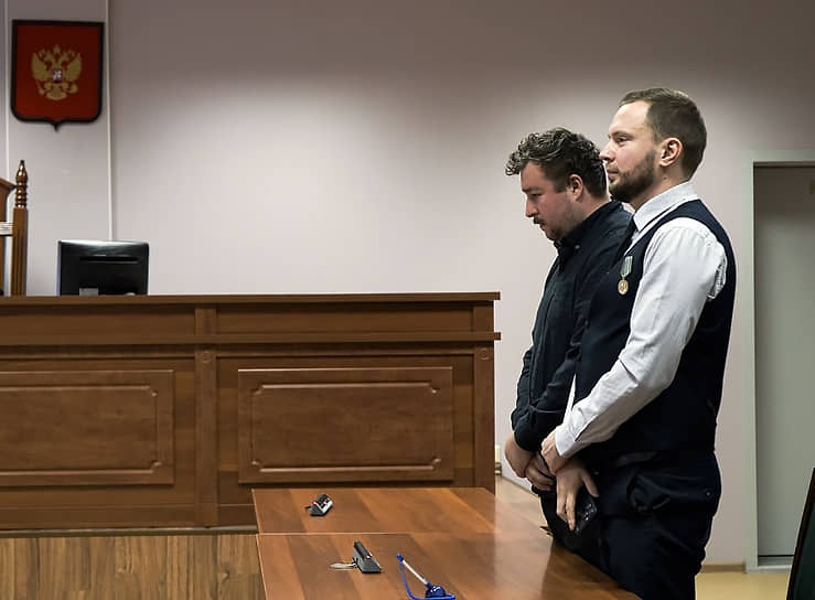 Савва Федосеев (слева) и адвокат Алексей Калугин (справа) в Городском суде Санкт-Петербурга