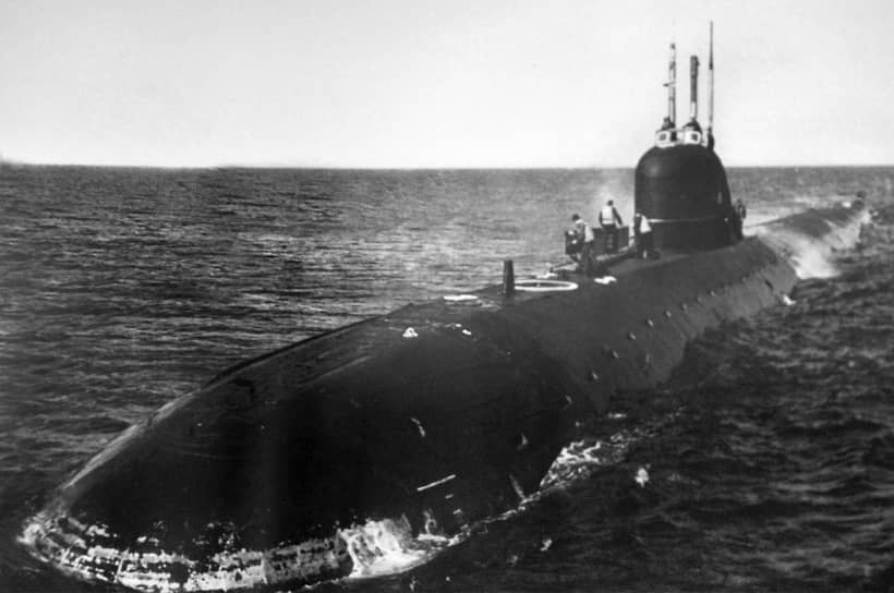 Подлодка состояла из девяти отсеков, в которых размещались оборудование, вооружение, реактор и жилые помещения, она погружалась на глубину 300 м и управлялась экипажем в 110 человек. В 1959 году К-3 вошла в состав ВМФ, а в 1962 году впервые в истории отечественного флота атомоход прошел точку Северного полюса. Таким образом советские подводники подтвердили, что арктические льды больше не являются препятствием