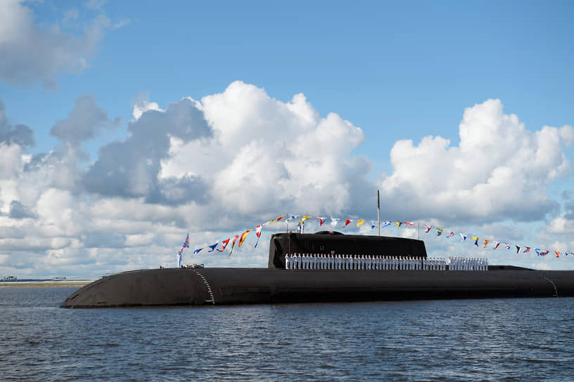 Главный военно-морской парад по случаю Дня Военно-морского флота России в акватории Невы. Атомный подводный ракетоносный крейсер «Орел» на Кронштадтском рейде перед началом парада, июль 2020 года
