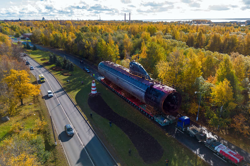 Сухопутное перемещение носовой части подводной лодки К-3 «Ленинский комсомол» по улицам Кронштадта к зданию Музея военно-морской славы, октябрь 2022 года