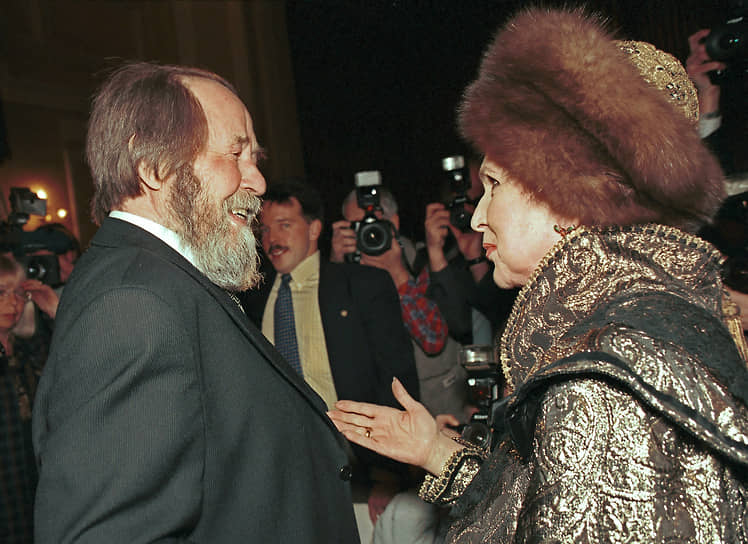 В 1969-м семья предложила писателю Александру Солженицыну пожить на их даче. Через год они направили в защиту Солженицына, исключенному из Союза писателей СССР «за антиобщественное поведение, противоречащее целям и задачам» организации, открытое письмо редакторам советских газет. На фото: Александр Солженицын и Галина Вишневская после концерта пианиста Игната Солженицына в Большом зале консерватории, 1998 год
