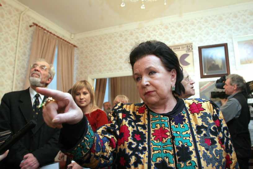 В 2002 году, семья музыкантов приобрела квартиру, в которой жил Шостакович с 1914 по 1933 год. Для этого пришлось расселить коммуналку и купить для жильцов отдельные квартиры. В 2006-м в квартире открыли музей: Вишневская и Ростропович выкупили на аукционах и через личные контакты вещи, принадлежавшие композитору. А также его рукописи, архивные документы, оригиналы концертных афиш, партитуры с его пометками. На фото: Галина Вишневская и Мстислав Ростропович на открытии музея-квартиры Дмитрия Шостаковича
