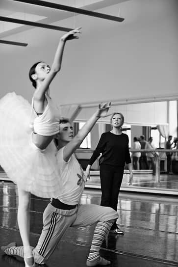 2013 год. Наталия Макарова на репетиции балета «Баядерка» с Кристиной Шапран и Сергеем Мануйловым