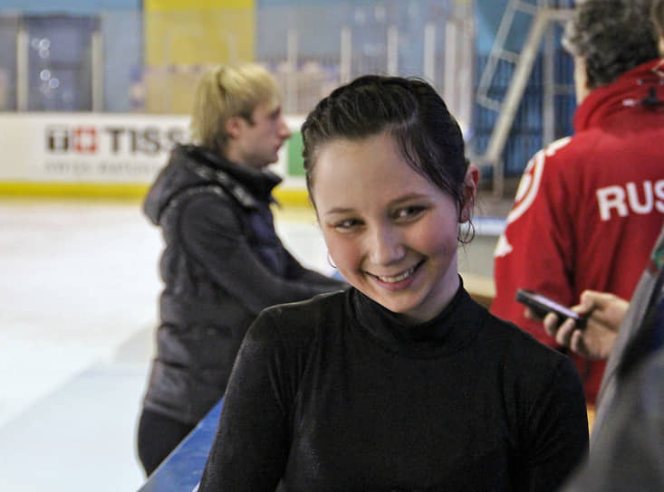 Фигурным катанием Елизавета Туктамышева начала заниматься в пять лет в родном городе (Глазов, Республика Удмуртия). Тренер Алексей Мишин заметил Лизу на одном из соревнований и пригласил к себе в группу. Пять лет девочка занималась у тренера Светланы Веретенниковой в Глазове и у Алексея Мишина в Петербурге. После смерти отца семья переехала в Петербург окончательно: как вспоминал Алексей Мишин, девочку не хотели брать в спортивную школу: «Тогда Лизе нужны были платья, а ей было отказано даже в этой малости. Им, замученным безденежьем, я оплачивал и гостиницу, и билеты...» На фото: Елизавета Туктамышева на тренировке во Дворце спорта «Юбилейный» в 2011 году
