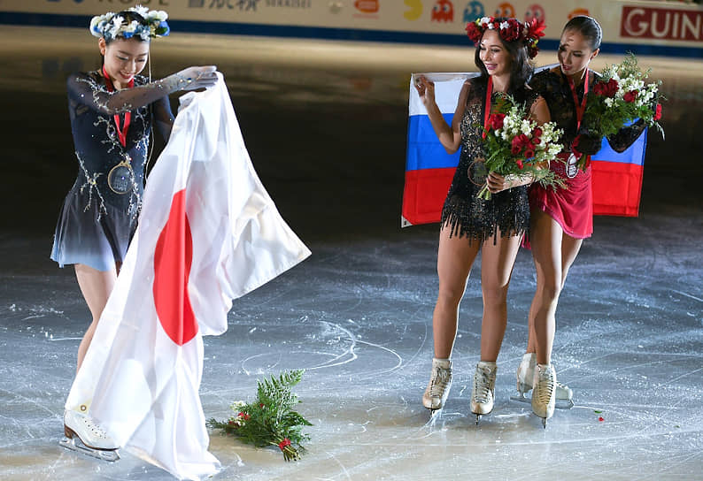 «В России быть 21-летней фигуристкой в одиночном женском катании — все равно что быть 40-летней женщиной в жизни»,— написала Туктамышева в 2018 году перед началом очередного для себя сезона. Пропустив вторую в своей карьере Олимпиаду, Лиза вновь вернулась на международный пьедестал. Но вмешался ковид: перед ЧР-2019 фигуристка заболела и вынужденно пропустила главный российский старт
