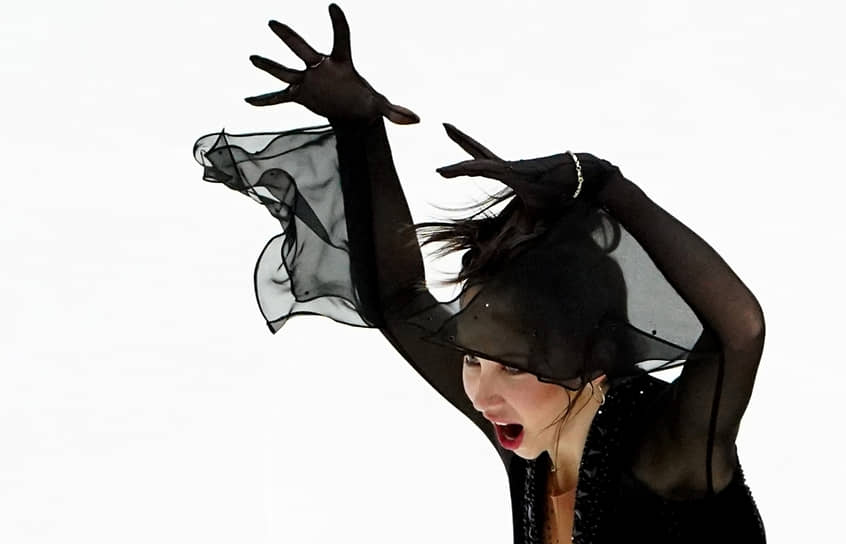 И Лиза вернулась. В следующих двух сезонах фигуристка занимала призовые места на «Челленджерах» и этапах Гран-при. В 2021-м отобралась на чемпионат мира. Ее произвольная программа «Хроники заводной птицы», поставленная театральным режиссером и танцором балета Юрием Смекаловым на музыку Бхимы, произвела настоящий фурор
