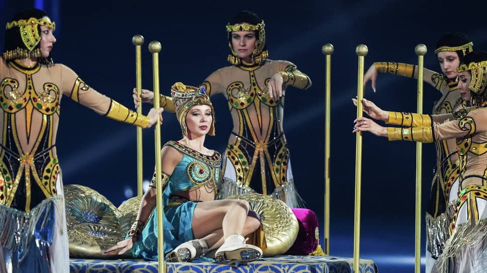 Еще в 13–14 лет Елизавета Туктамышева получила от болельщиков приставку «императрица». И она прижилась: на соревнованиях комментаторы то и дело говорили, что на льду «императрица». «Я себя с этим титулом не ассоциирую, я, наоборот, стараюсь быть другом для своих поклонников — максимально искренне давать интервью, общаться с ними. Поэтому я не строю в жизни из себя какого-то другого человека, я просто Лиза Туктик»,— говорила фигуристка журналистам
