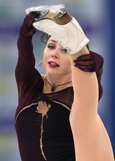 Поводов закончить у Лизы было много, но каждый раз она возвращалась и выступала не хуже молодых соперниц. На соревнованиях комментаторы восхищались ее катанием, указывая на стаж и возраст. Казалось бы, всего 24–25–26: еще недавно Ирина Слуцкая выиграла свой последний чемпионат Европы в 27. Но в мире современного российского одиночного катания, в котором девочки в 16 лет выигрывают Олимпиаду, а в 18 уже уходят из спорта, Лиза и правда будто шла против правил
