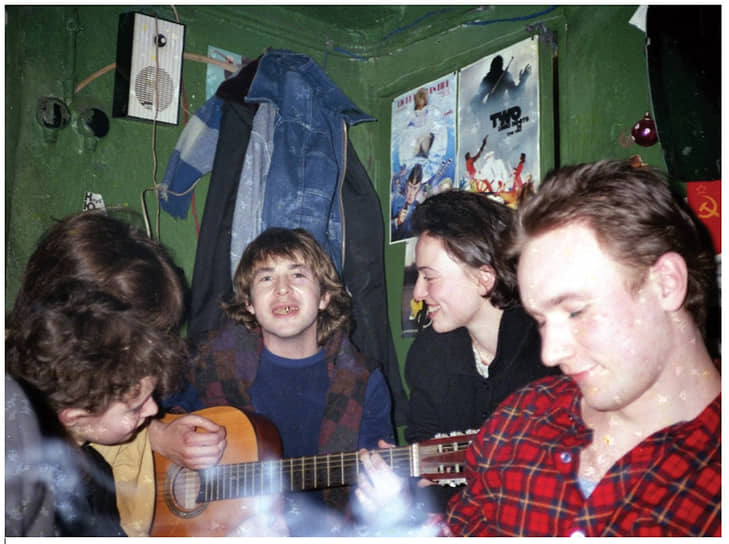 Александр Башлачев и Натали Минц (в центре) в котельной. Март 1987 года