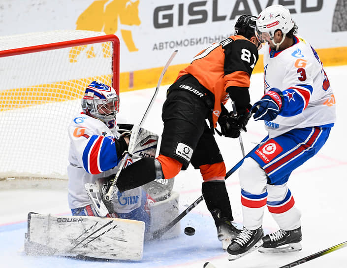 Игрокам «Амура», конечно, дико обидно: они играли большую часть встречи лучше, нанесли по воротам Иванова 42 броска, но в итоге проиграли шестой матч подряд