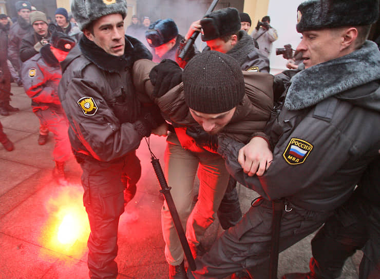 В 2008 году оппозиция организовала в Москве и Петербурге «Марши несогласных», приурочив их к 183-й годовщине восстания декабристов. В Петербурге марш был согласован с властями, однако его участников от задержаний это не спасло. Собравшиеся призывали к революции и реформам, требовали отставки правительства и президента. На фото: задержания сотрудниками милиции участников марша у Гостиного двора в 2008 году
