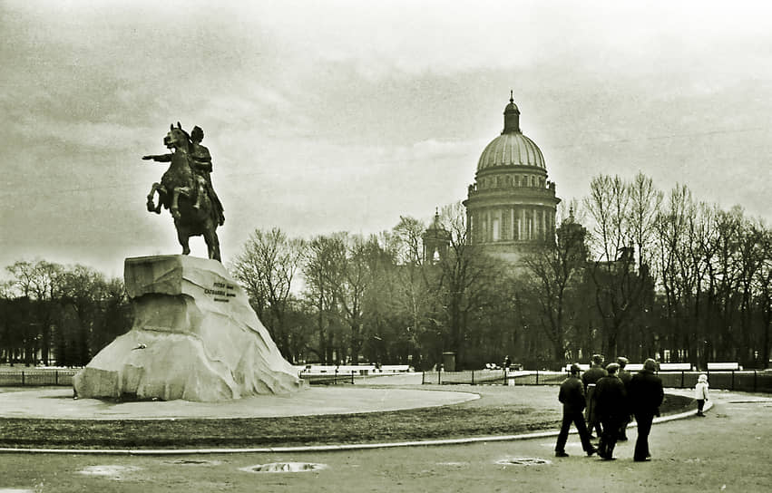 События прошлого в своих целях использовали и диссиденты. В 1975 году группа ленинградских поэтов и художников решила провести 14 декабря акцию солидарности с московскими художниками. Художник и диссидент Вадим Филимонов вспоминал: «Я решил организовать юбилейное торжество на Сенатской площади под названием: “Декабристы — первые диссиденты России”». Для собрания Филимонов написал плакаты «За миг свободы — я готов отдать жизнь!» и «Пока свободою горим, пока сердца для чести живы, мой друг, отчизне посвятим души прекрасные порывы». Их так и не развернули. Шестерых участников акции задержали еще утром, Сенатскую площадь заполонили сотрудниками милиции. Дошедших до демонстрации тоже задержали. Председатель КГБ Юрий Андропов в докладе ЦК КПСС назвал собрание «провокационным сборищем» с «антисоветской направленностью». На фото: площадь Декабристов, 1975 год