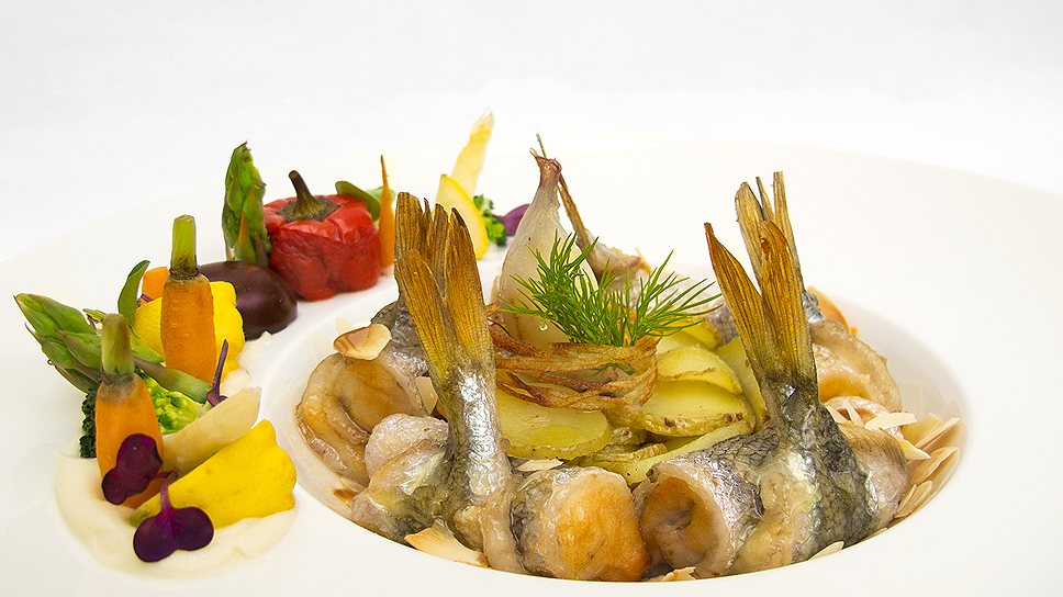 Корюшка «Альмондини» в сливочно-миндальном соусе с картофелем, укропом и паровыми овощами. Гранд-отель «Европа»