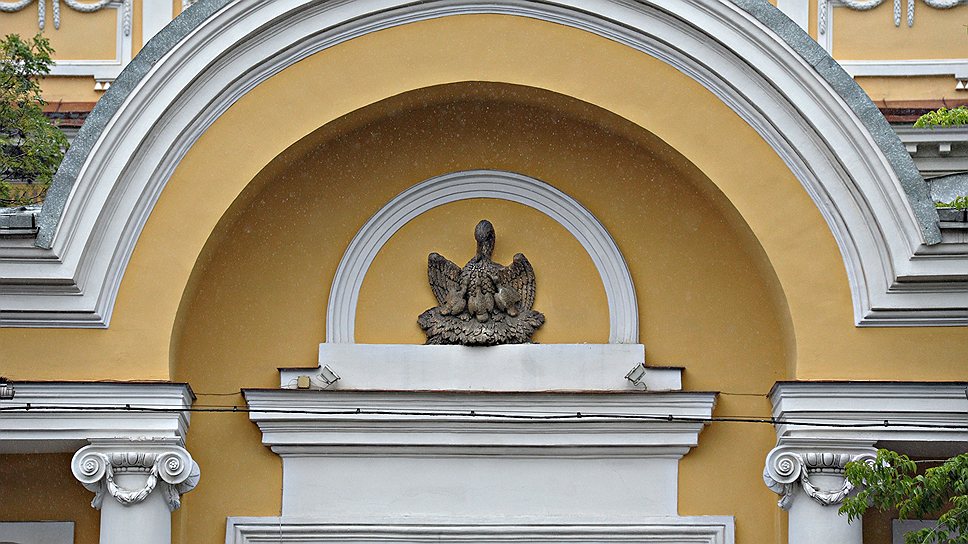 Герб Воспитательного дома — пеликан, кормящий птенцов, — сохранился на въездных воротах перед главным зданием, в котором сегодня располагается РГПУ имени Герцена