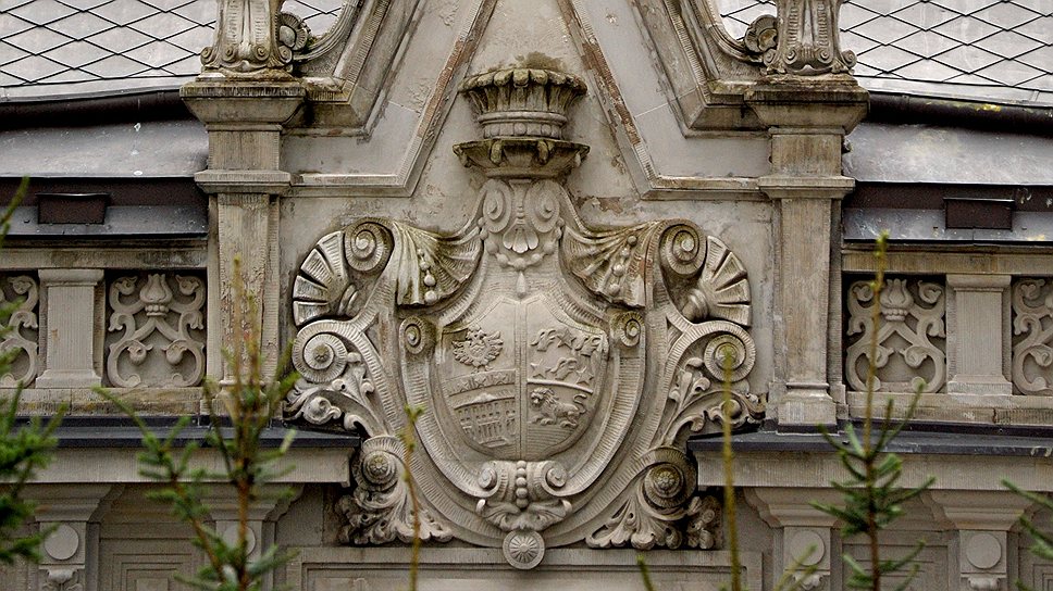 Башенка в стиле неоготики на переходе, соединяющем два крыла здания. В центре — герб рода Клейнмихель с изображением Зимнего дворца, объятого пламенем (в левой четверти геральдического щита)