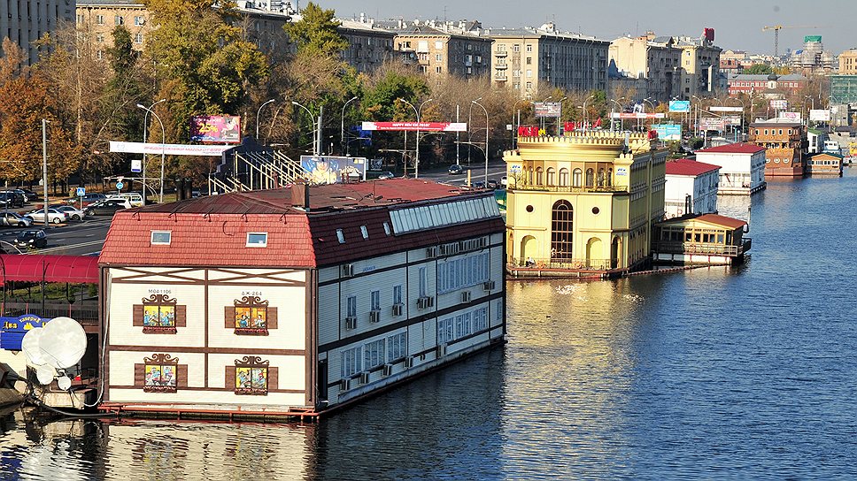 Плавучие рестораны на Москва-реке в районе Фрунзенской набережной демонстрируют возможности недвижимости на воде. Но подобных жилых проектов в России практически не существует