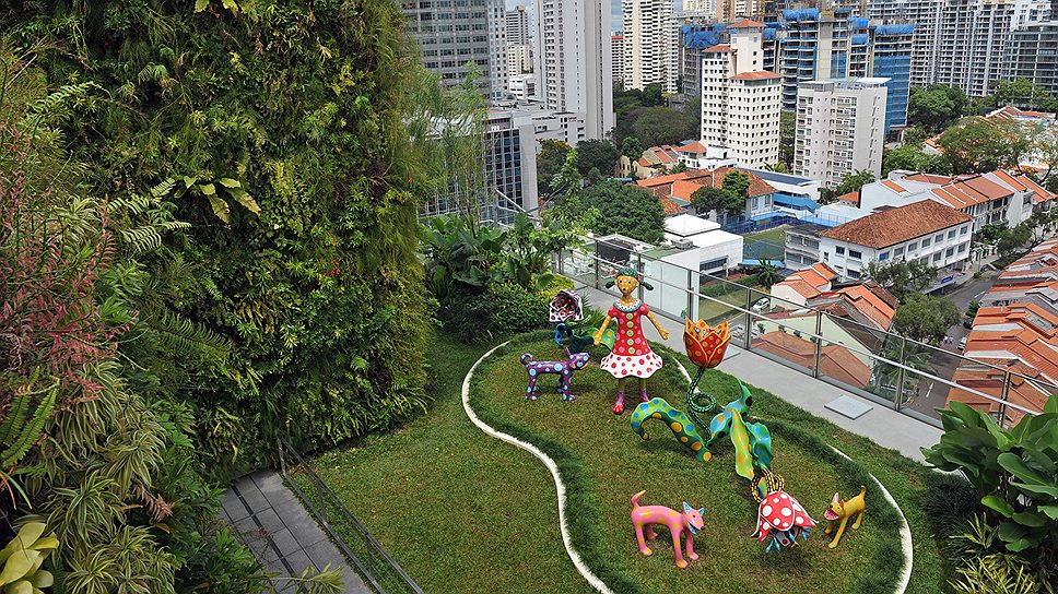 Сингапурцы, в свое время совершившие настоящий прорыв в эксплуатации кровель, сегодня сооружают на крышах жилых высоток настоящие парковые зоны с детскими площадками