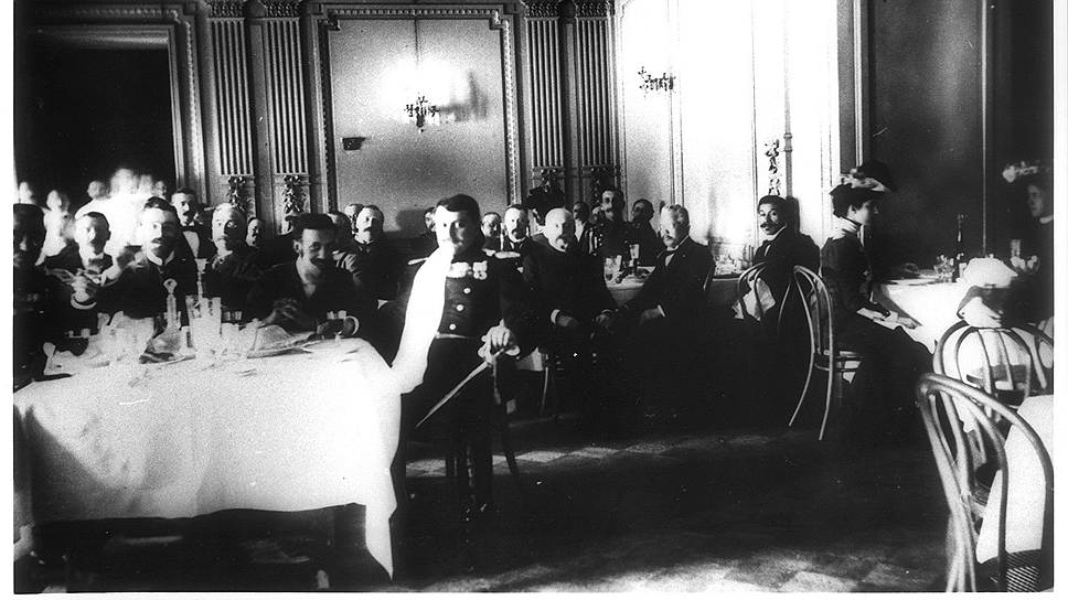 Благотворительный обед русского дворянства, средства от которого пойдут в фонд общества «Красный Крест». Фото 1910 года
