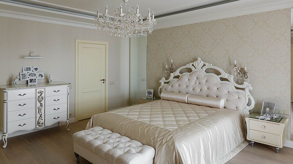 Главная спальня нарядная, светлая, переливается хрусталем и зеркалами, имеет выход на лоджию, в хозяйскую гардеробную и хозяйскую ванную