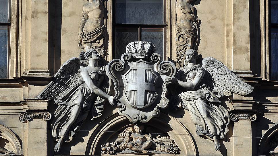 Вместо фамильного герба на бывшем особняке Демидова красуется стилизованный герб Итальянского королевства, в основе которого щит с крестом, увенчанный короной