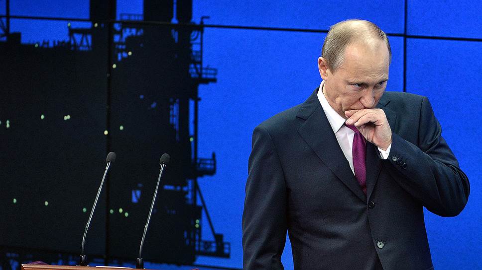 Изначально президент РФ Владимир Путин планировал в июне принять участие в саммите G8. И поэтому предложил перенести сроки проведения ПМЭФ на более ранний срок. Потом «восьмерка» существовать перестала, но возвращать прежние сроки форума уже не стали