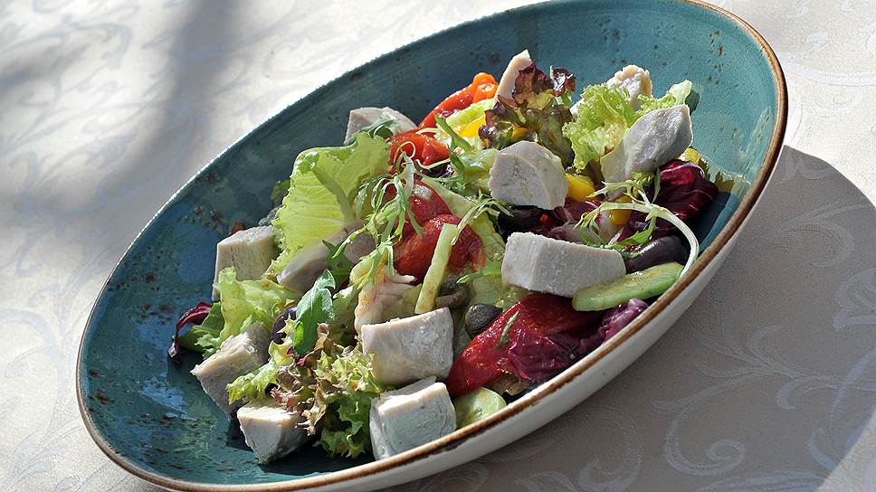 В итальянском салате не более семи ингредиентов, и в нем видны все составляющие