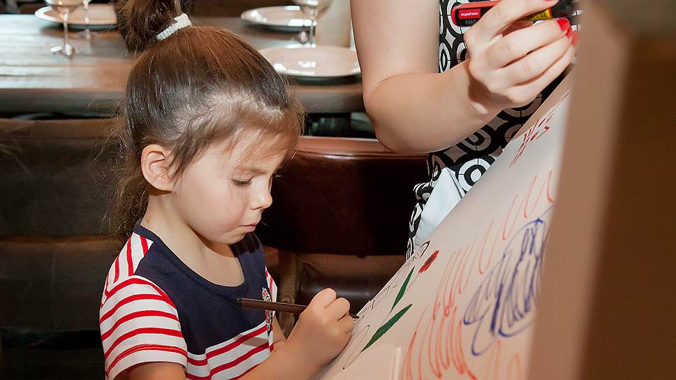Картонный детский домик, собранный и разрисованный маленькими руками, может стать символом заботы о ближнем