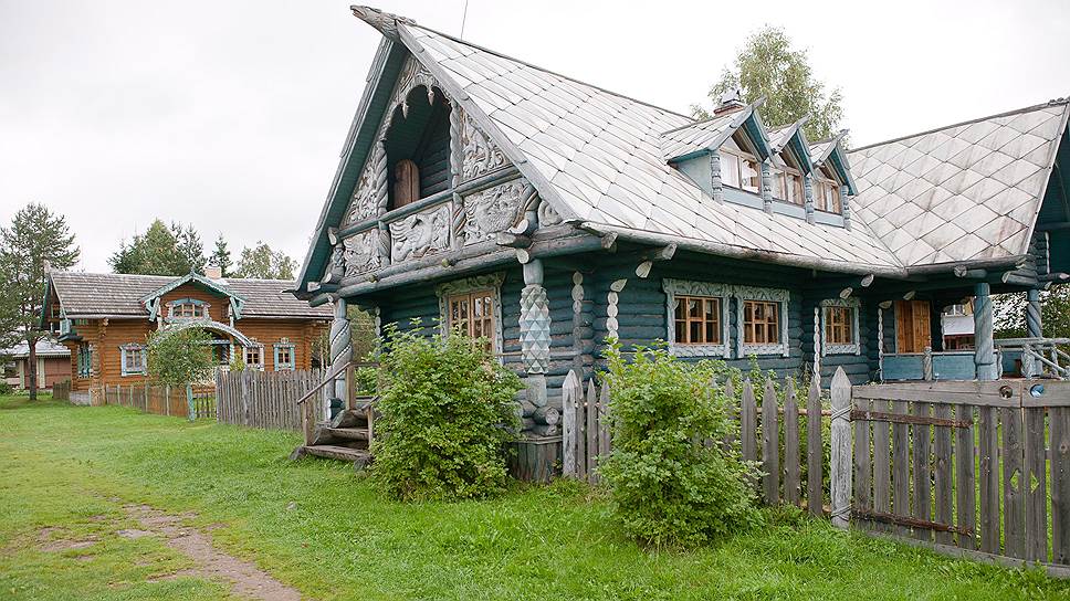 Такие теремки, как в деревне Верхние Мандроги Ленинградской области, органично смотрятся в поселении, целиком выстроенном в стиле русского деревянного зодчества