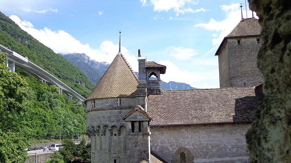 Сегодня транспортный путь, соединяющий Швейцарию и Италию, проходит над замком: трасса Е27 укреплена в горах с помощью 50-метровых пилонов и резко контрастирует со средневековыми башнями