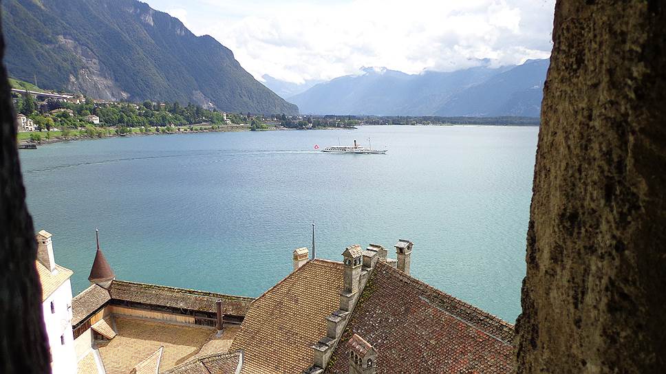 Такой вид на Женевское озеро открывается из некоторых башен замка